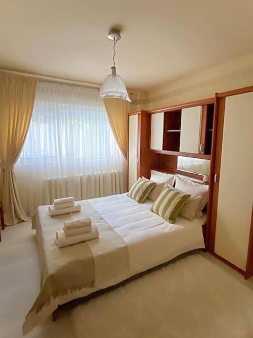 Lovely & Quiet 1-Bedroom Condo With Free Parking Бухарест Екстер'єр фото