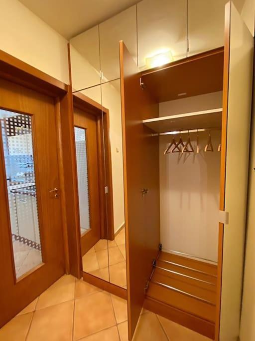 Lovely & Quiet 1-Bedroom Condo With Free Parking Бухарест Екстер'єр фото