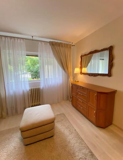 Lovely & Quiet 1-Bedroom Condo With Free Parking Бухарест Екстер'єр фото