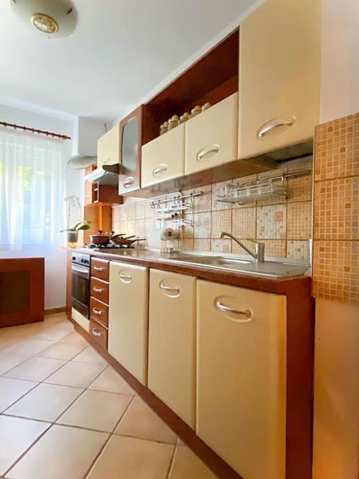 Lovely & Quiet 1-Bedroom Condo With Free Parking Бухарест Екстер'єр фото
