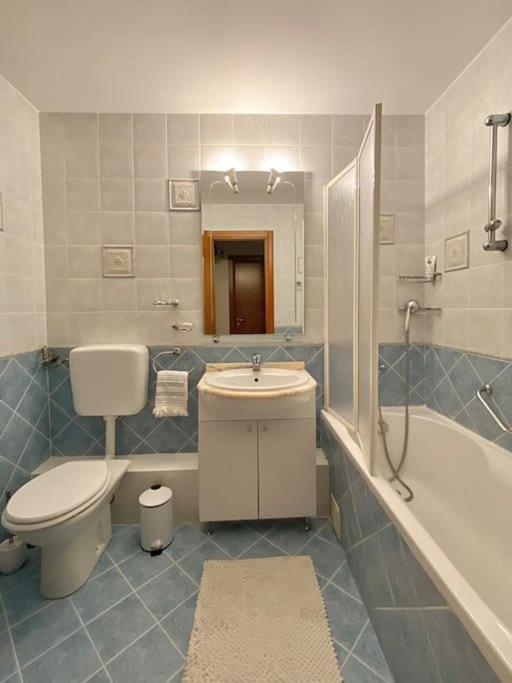 Lovely & Quiet 1-Bedroom Condo With Free Parking Бухарест Екстер'єр фото