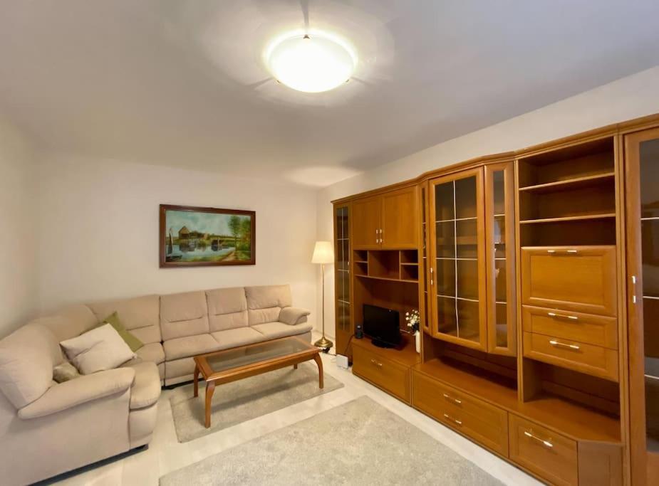 Lovely & Quiet 1-Bedroom Condo With Free Parking Бухарест Екстер'єр фото