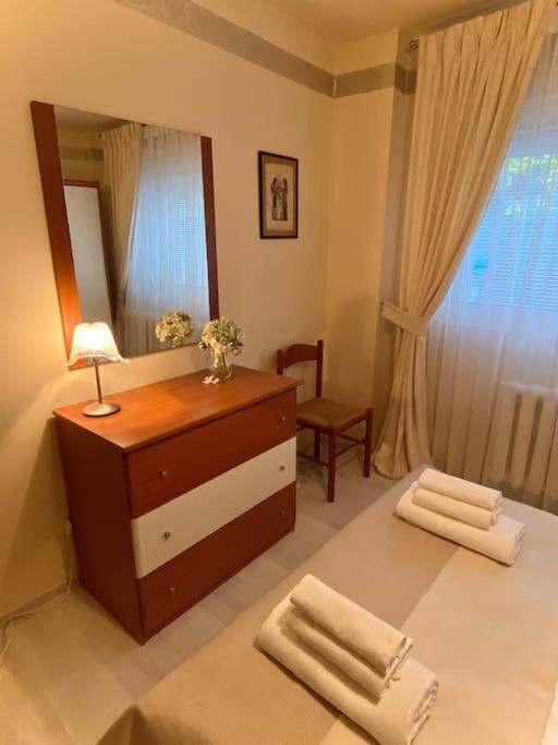 Lovely & Quiet 1-Bedroom Condo With Free Parking Бухарест Екстер'єр фото